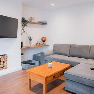 Tu Casa , A Beautiful & Peaceful 4 Bedroom House With Garden, Bbq Area , Ev & Parking Holiday home Brighton